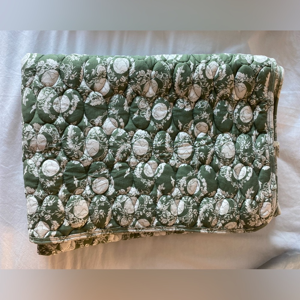 Kate Quinn Peace on Earth green bamboo quilt